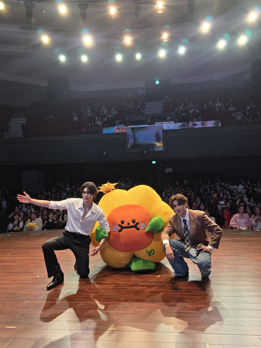 jaidee__GMMTV's tweet photo. คัมซามีดา~ ดีดีมีฟามสุขมากๆที่ได้มาเจอทู้กคนกับปะป๊าและแด๊ดดี้ในวันนี้ ร้ากที่สู้ดดดด 💛💛💛

#JDJaideeFMinSeoul
#JAIDEE https://t.co/YnHmdc1U8S
