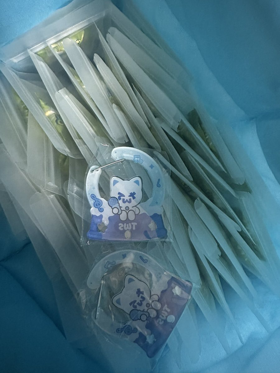 42TEAMTH's tweet photo. เนื่องจาก Admin 3 ผู้พ่ายแพ้ต่อภัยธรรมชาติ🌊และไม่สามารถนำพา Giveaway ไปถึงที่งานได้สำเร็จ ทางบ้านจะมีการเปิดฟอร์มแจกรอบไปรฯ ให้ซาอีไทยภายหลังนะคะ รอติดตามกันได้น้า 🥹🫶🏻🤍

#ซาอีแจกของ 
#247FORYOU_IN_BANGKOK https://t.co/HuwKUdk06M