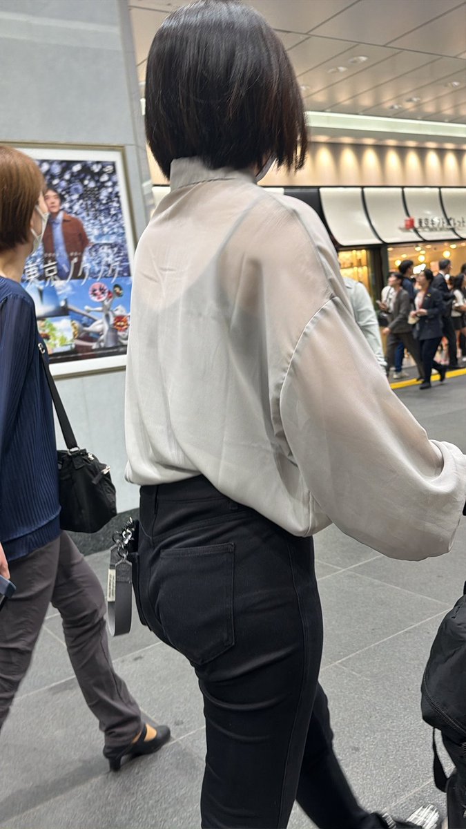 AAbdua773's tweet photo. 彼女さぁん♡

彼氏さんに後ろ姿晒されてますよぉ…♡

あっ…♡

よく見ると下着透けてますねぇ…♡

ラインも見えてる♡

えっちだねぇ…♡

みんなのおかずにされちゃいましょうねぇ…♡

お前も彼女とか嫁さん晒すの興味ありますかぁ…？♡

#貢ぎマゾ

#オナペ https://t.co/GX38i76AUZ