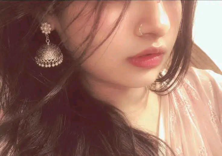 Salenophile1995's tweet photo. میرا چہرہ تمہاری ہتھیلیوں کی حرارت محسوس کیے بغیر ہڈیوں کے ڈھانچے میں بدل جائے گا
اس محرومیت کا دکھ میرے ڈھانچے میں تا ابد رہے گا ، 
میرا یہ دکھ سمجھتے ہو نا

#قومی_زبان https://t.co/ZiRBmXK6oR
