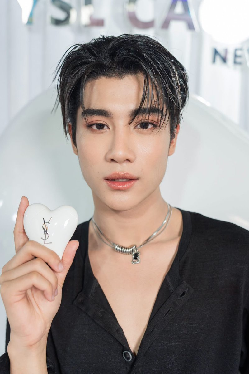 enfer_les's tweet photo. 🎶คนอะไรไม่รู้ยิ่งโตยิ่งดูน่ารัก
ใครต่อใครก็ทักว่าน่ารักจริงนะเธอนะ
คนอะไรไม่รู้ยิ่งโตยิ่งดูยิ่งสวย
จะมองกี่ทีก็สวยพอเถอะน้อง
อย่างนี้เรียกสวยไม่เกรงใจ 🎵 🎶 https://t.co/l50sPilDxB