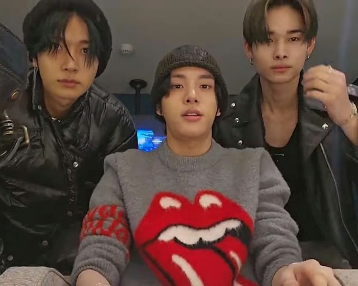 Heesaurus1009's tweet photo. 4 idiots looking at each other. https://t.co/pN0KAQKUmj