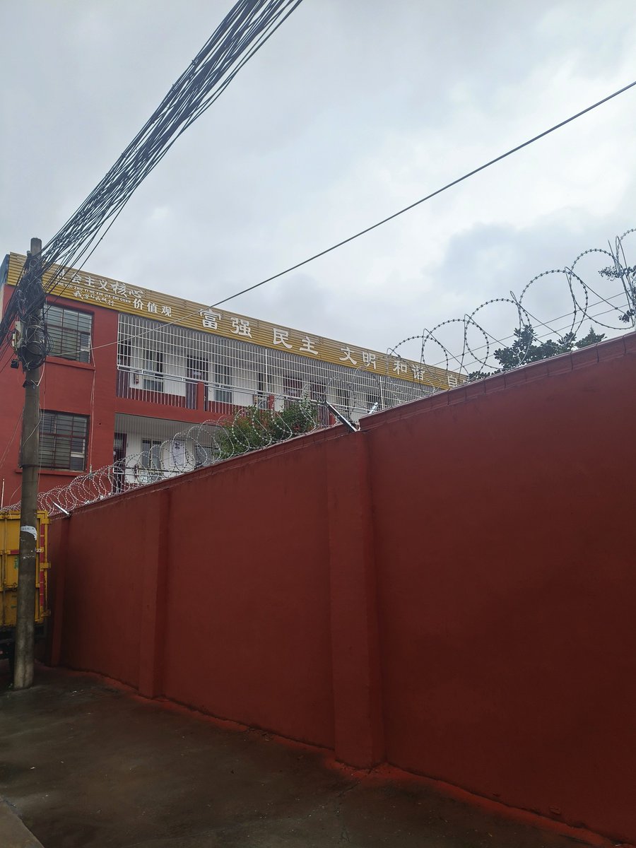 ILoveLSX's tweet photo. 我家附近新开了一家心理健康学校，好像已经开始招生了，不是这玩意是怎么开起来的，赶紧倒闭吧 https://t.co/nuCJFNz8w5