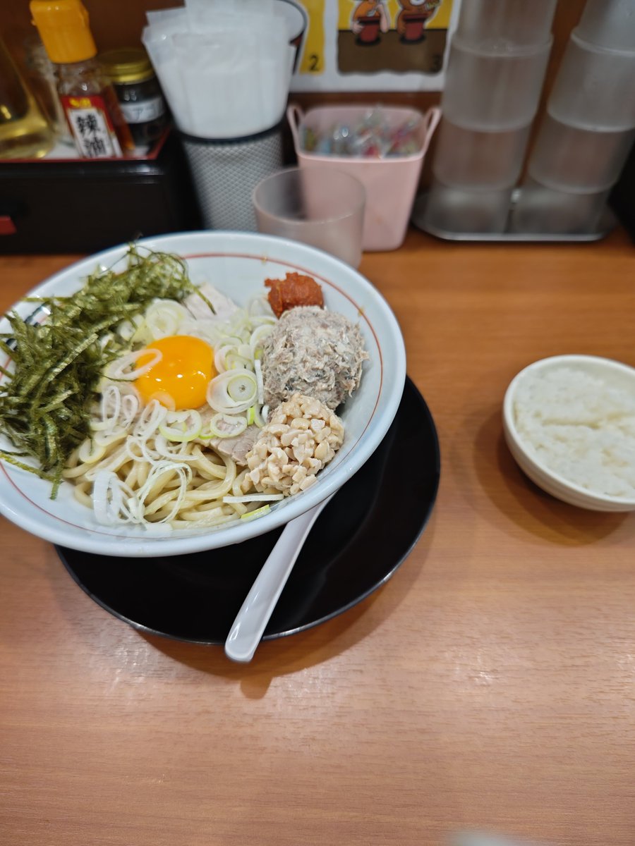 bluerunner111's tweet photo. 山系無双烈火 千里中央店で昼食。今回は烈火ひっぱり混ぜそばを頂きました。美味しゅうございました。
　
鶏肉をしっかり加熱してる提供している店のようで、安心して食べることができる店だと思いました。 https://t.co/aiKDUVAoER