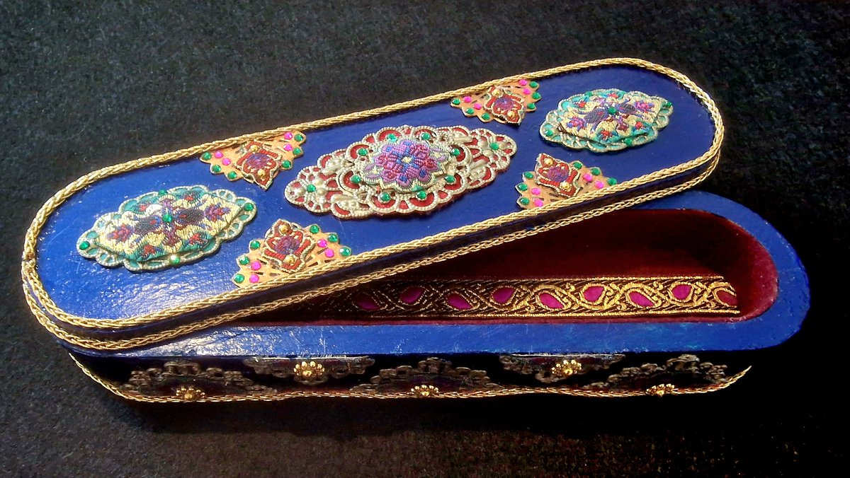 nimanezafati's tweet photo. The Royal Seat of the Pen 
A simple wooden pen case, given a new attire through colour, pattern, fabric, and ornamentation—an interplay of colours and a spirit inspired by Persian decorative traditions.A new handmade creation, in my own way; a one-of-a-kind piece with no second. https://t.co/Ot3xwDBE0b