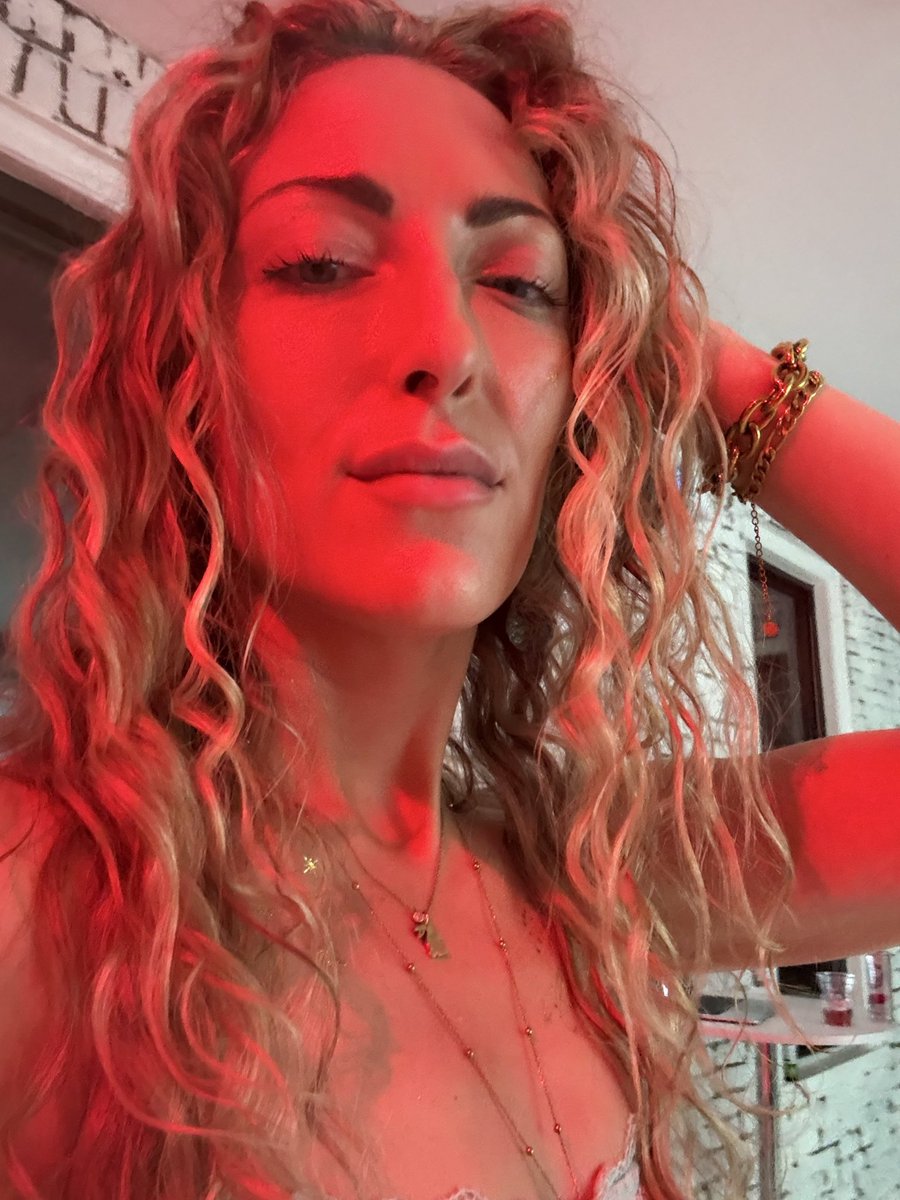 PerfectMinxxx's tweet photo. @IGeorgoudios @IvystormVt_ aww but then you couldn't get me wet 😭 https://t.co/wIUxZtk0Pj