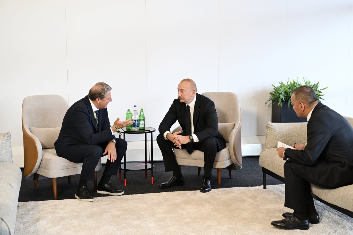 azpresident's tweet photo. Prezident İlham Əliyev Beynəlxalq Xizək və Snoubord Federasiyasının prezidenti ilə görüşüb.

https://t.co/auc9rGcQuR https://t.co/2hWf7XxLOi