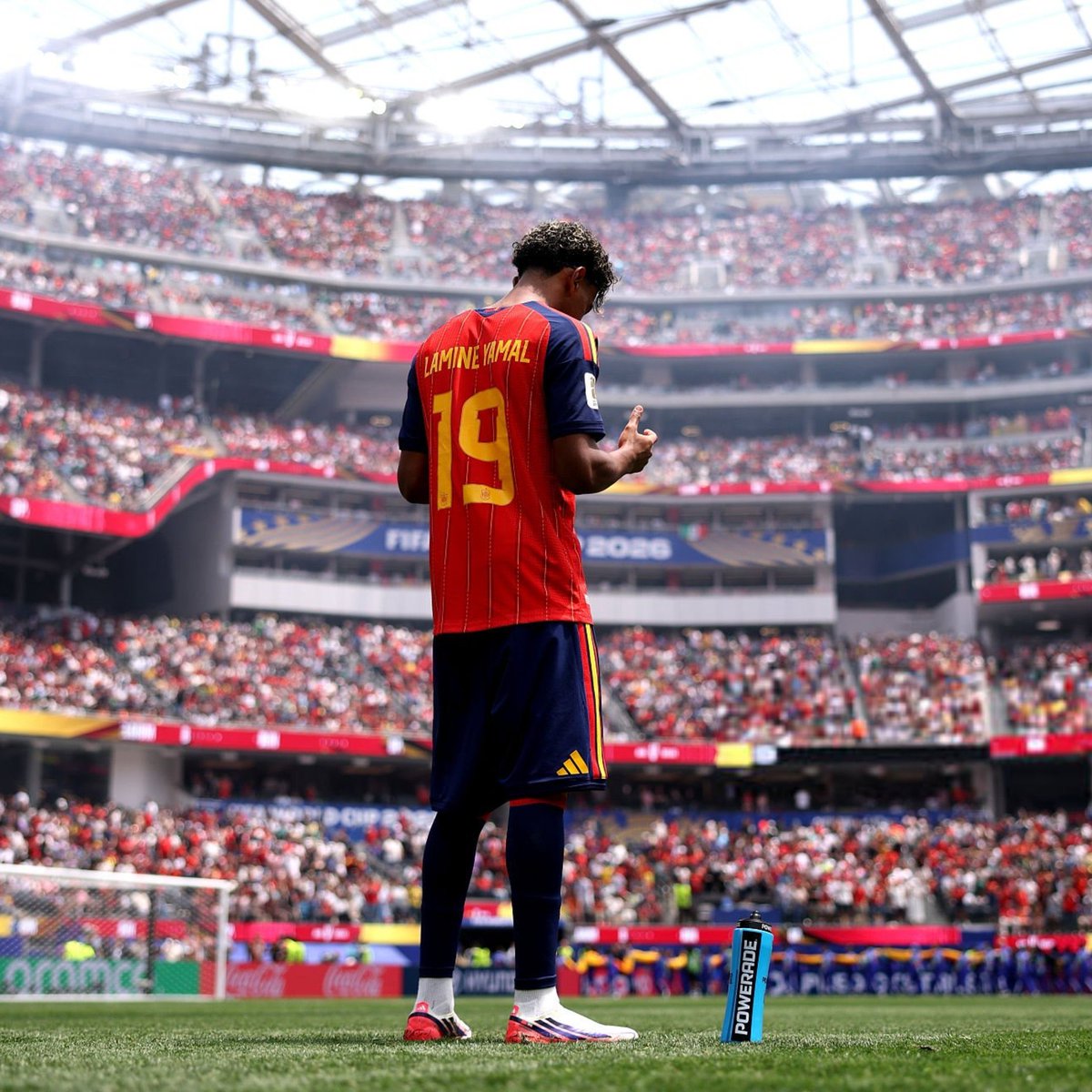 ActuFoot_'s tweet photo. LA MATURITÉ affichée par Lamine YAMAL 🇪🇸 (19 ans) dans ce discours où il évoque SA PERSONNE, LA PRESSION ET LES RESPONSABILITÉS QU’IL A 😳 👇 :

« Est-ce qu’on me connaît vraiment ?

NON. Pas du tout. PERSONNE. Seuls les gens de mon cercle proche savent ce que je pense, comment je suis vraiment. 

Les gens n’en ont aucune idée. Aucune idée. ❌ (…)

Il y a des moments où j’aime la pression. J’aime entrer sur le terrain quand on attend beaucoup de moi. 

Mais il existe une autre forme de pression, qui n’a rien à voir avec ce que les gens disent, ni avec le football : C’EST LA VIE.

JE NE RESSENS PAS DE PRESSION DANS LE FOOTBALL ! ❌

Je ne vais jamais rester allongé chez moi en me disant : “J’ai vraiment mal joué, je n’ai pas gagné le Ballon d’Or, on n’a pas remporté le championnat. 😤". JAMAIS. ❌

Ce que je ressens, c’est de la responsabilité : j’ai MA FAMILLE.

J’ai souffert avec eux, on s’est battus ensemble, on a traversé des périodes difficiles, et maintenant qu’on profite de la vie, je dois faire en sorte que ça continue.

Si je joue au football depuis toutes ces années, c’est parce que j’aime le football, bien sûr, mais aussi POUR EUX. 

Je sais que la vie est bien plus longue que le football. Je dois prendre soin de ma famille, de mon petit frère. » 🥺🥰

🎙️ The Guardian