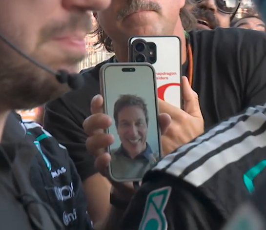 EstagiariodaF1's tweet photo. O Toto Wolff no home office https://t.co/pA0zz6KqJt