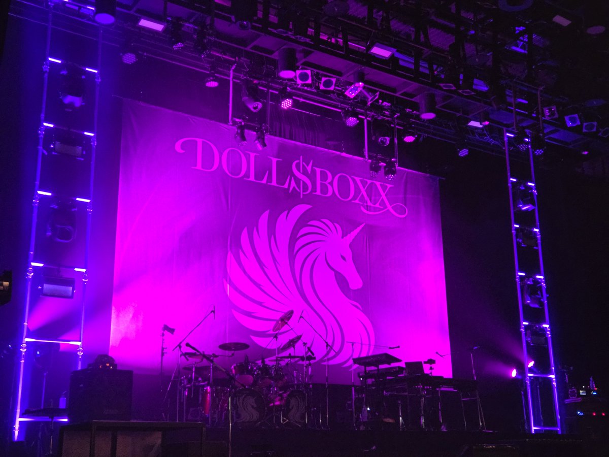 Mukester's tweet photo. #DOLLSBOXX すごかった
迫力とカッコ良さとびきり
En.でTMZさん出演も感激
サポートもSAKIさんで嬉しかった
Dragonet オレオ様の声量あり伸びやかな歌声圧倒的
新曲Day Dream？オレオ様ソロの音色もとても素敵
9曲目新境地も楽しみ
皆さん歌も演奏もステージングも極上
目も耳も満たされたライブでした https://t.co/9owiW7VptV