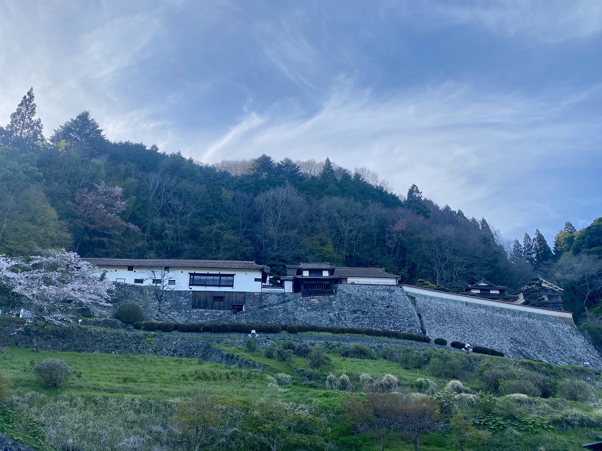 yo_oymiyuki's tweet photo. 八つ墓村 観てきたー！
原作ファンですが、別物でした。
ロケ地の広兼邸は、1977年1996年の映画、そして今回でも多治見家として登場！
2年前に訪れましたが、凄いお屋敷でした。
1977年の八つ墓村を知らない方は、是非観て欲しい。 https://t.co/ZbhcXx31ym