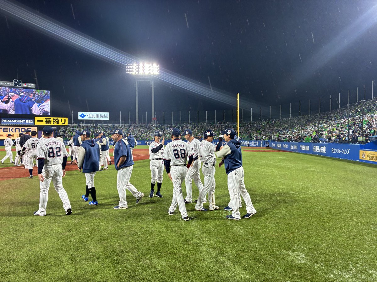 swallowspr's tweet photo. すわほー⛱️⛱️⛱️⛱️⛱️
#山田哲人 選手のサヨナラホームラン❣️
5-3でサヨナラ勝ち🏆🏆🏆

#swallows #燕心全開 https://t.co/6Dvr56frJh