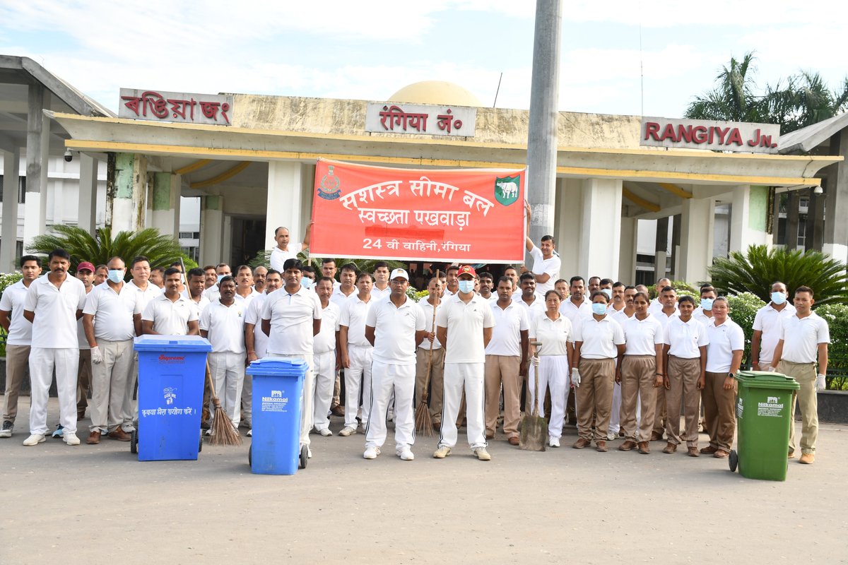 24BnSSB_INDIA's tweet photo. 🧹 स्वच्छता ही सेवा अभियान-2026 🧹
24वीं वाहिनी SSB द्वारा 25.09.2026 को रंगिया रेलवे स्टेशन पर रेलवे सुरक्षा बल के समन्वय से विशेष स्वच्छता अभियान चलाया गया। कुल 67 कार्मिकों ने उत्साहपूर्वक भाग लेकर स्वच्छता एवं जन-जागरूकता का संदेश दिया।
#SwachhataHiSeva #SwachhBharat #SSB. https://t.co/qqHbkyq7Bh
