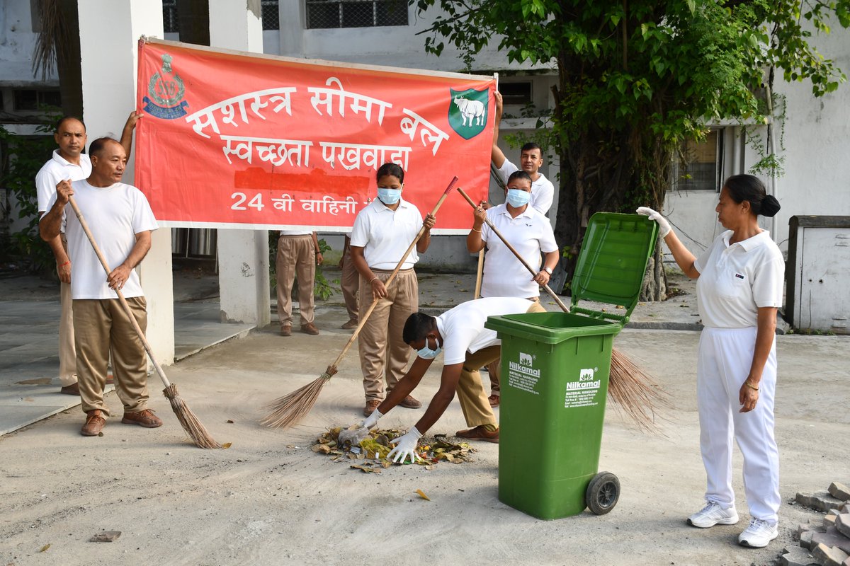 24BnSSB_INDIA's tweet photo. 🧹 स्वच्छता ही सेवा अभियान-2026 🧹
24वीं वाहिनी SSB द्वारा 25.09.2026 को रंगिया रेलवे स्टेशन पर रेलवे सुरक्षा बल के समन्वय से विशेष स्वच्छता अभियान चलाया गया। कुल 67 कार्मिकों ने उत्साहपूर्वक भाग लेकर स्वच्छता एवं जन-जागरूकता का संदेश दिया।
#SwachhataHiSeva #SwachhBharat #SSB. https://t.co/qqHbkyq7Bh