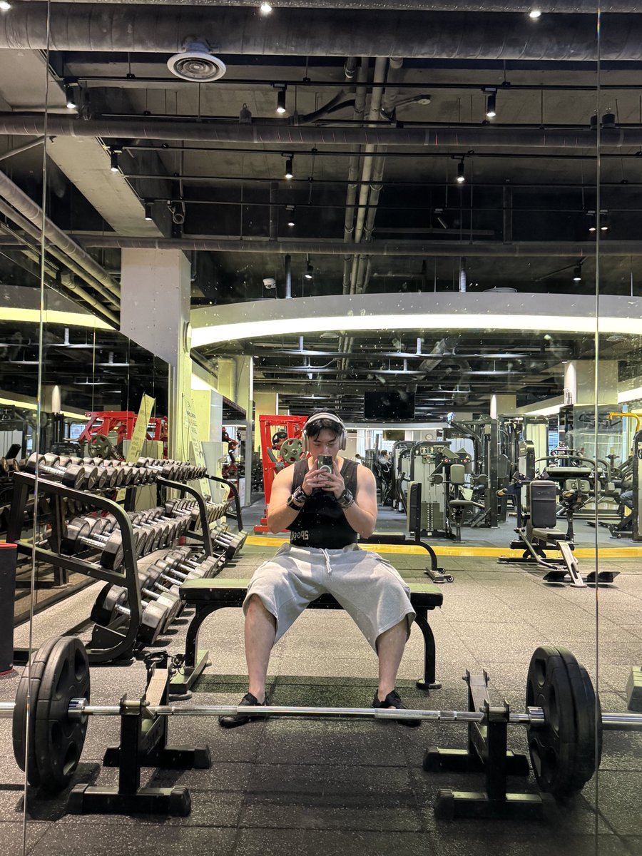 ChoonbaeArchive's tweet photo. 추석에 살 찐 사람 https://t.co/u9QoVsG3ZN