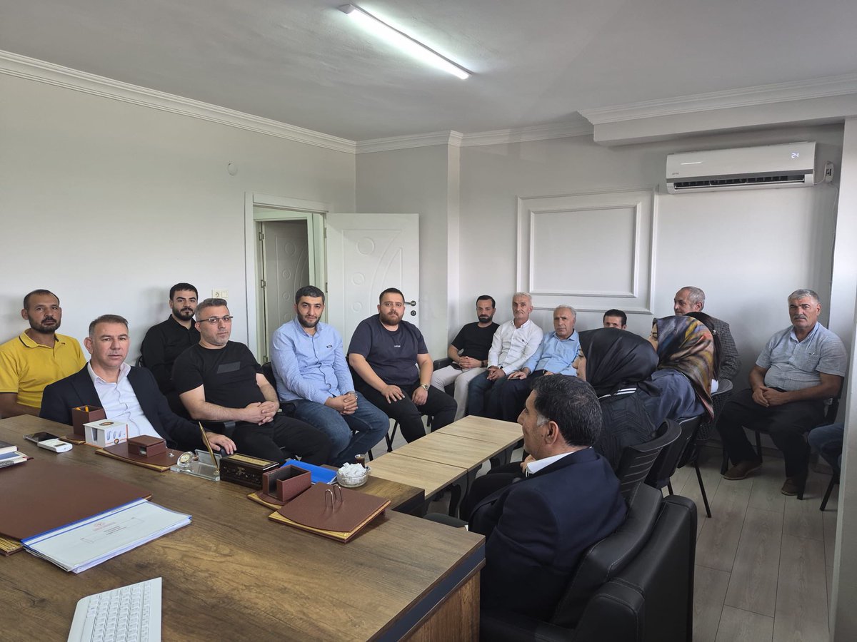 davutyildiz21's tweet photo. #Teşkilat Buluşmalarında Bugün;

📍Yenişehir’deyiz.

İl Bilgi İşlem Uzmanımız Cengiz Babayiğit, İl Teşkilat Başkan Yardımcılarımız Osman Merdanoğlu, Rojda Türkeş ile birlikte;

#Yenişehir İlçe Başkanımız Sayın Ender Karahan ve 3 kademe teşkilat başkanlarımızla bir araya geldik. https://t.co/S3AxFz0wDT