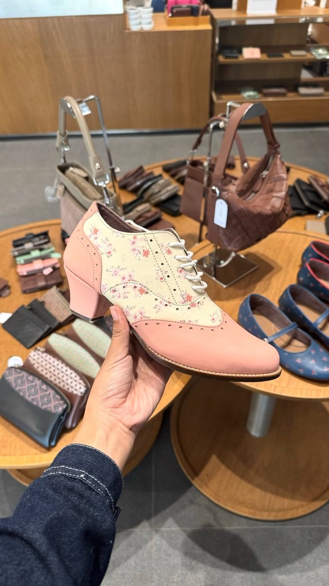perscuma's tweet photo. SEPATU MOTIF BUNGA KECIL GAK TOO MUCH PATTERN MINAT BANGET🤩💖 https://t.co/soSCpp0RQ3