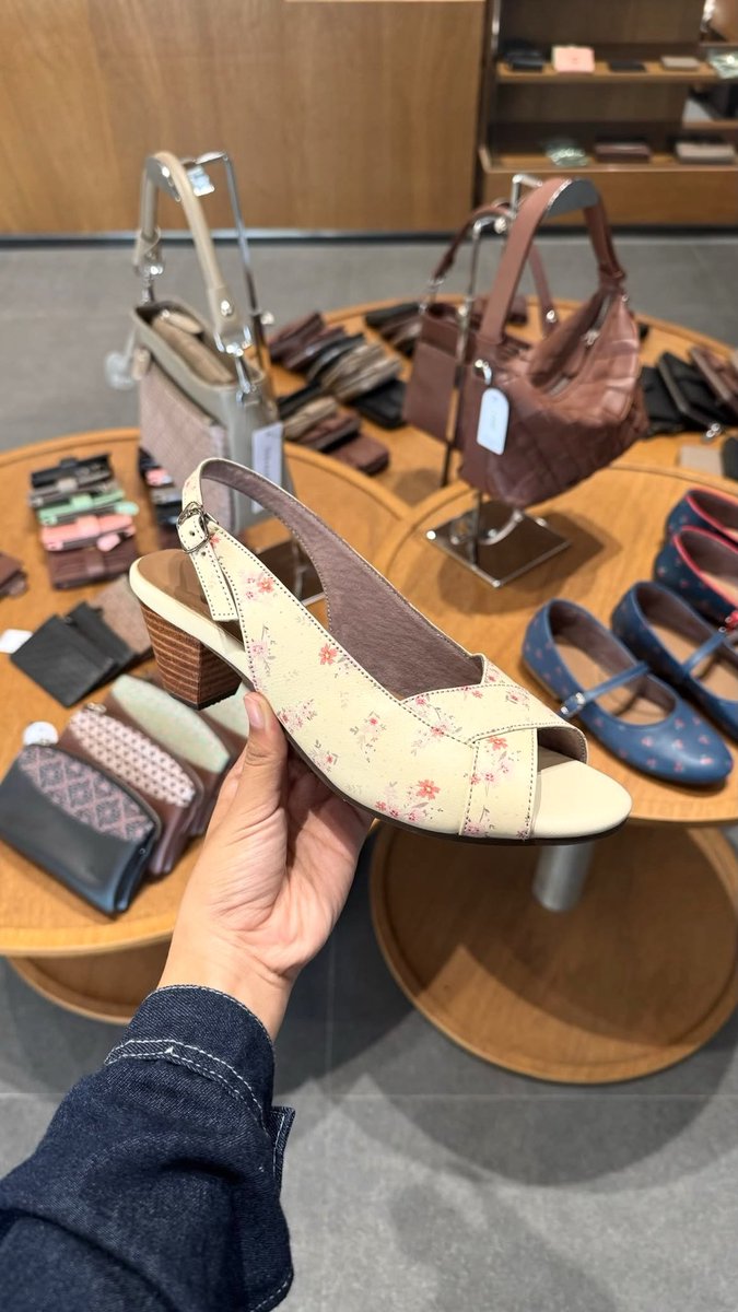 perscuma's tweet photo. SEPATU MOTIF BUNGA KECIL GAK TOO MUCH PATTERN MINAT BANGET🤩💖 https://t.co/soSCpp0RQ3
