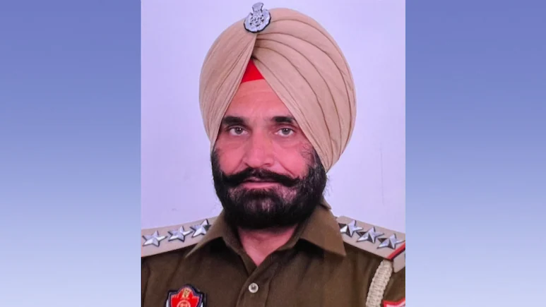 ndtv's tweet photo. Punjab Counter-Intelligence Inspector Arrested With 3 kg Heroin, Guns
https://t.co/QpB1BhTQdK https://t.co/gK5zLbQXlj