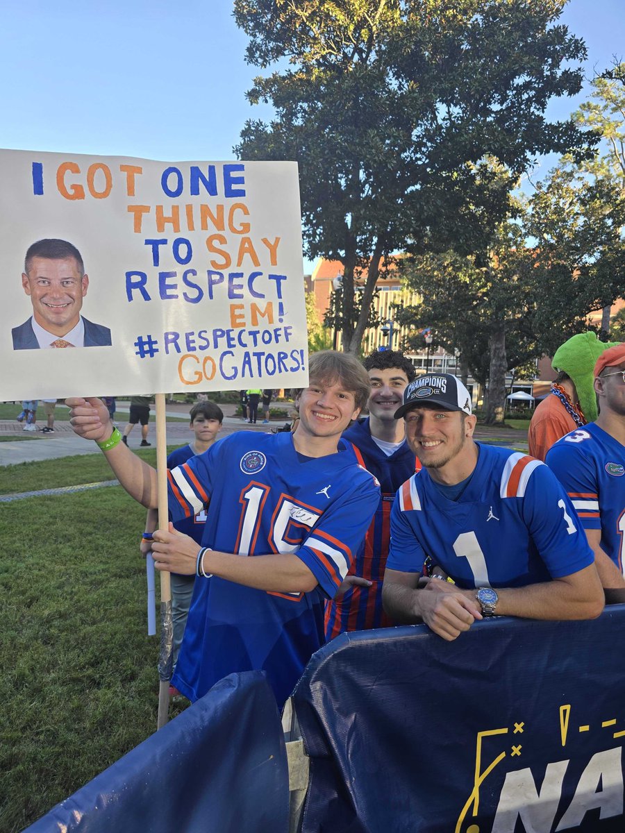 SECNetwork's tweet photo. All about respect between the Gators and Rebels ๐ค https://t.co/LYnbtgo5io