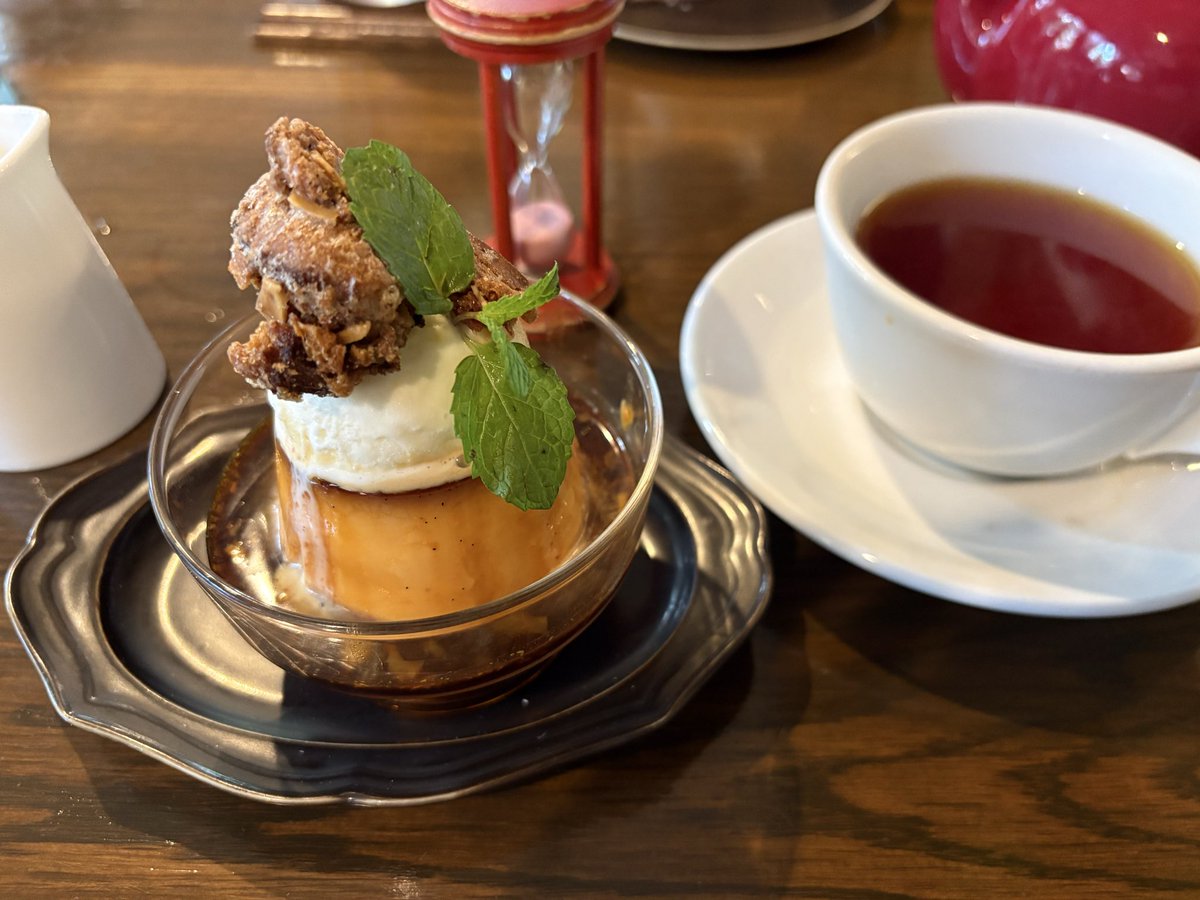BlackBarivert's tweet photo. プリン食べた
カラメル多めで、プリン本体はしっかり目の固さ
カラメル好きには嬉しい
上に乗っているのは、クロッカンシューかと思う
カリカリ食感で少しほろ苦く、アーモンドがアクセントになっている
下のアイスはくどくないので、カラメルと混ぜて食べても美味しかった https://t.co/T5WPF7N5n5
