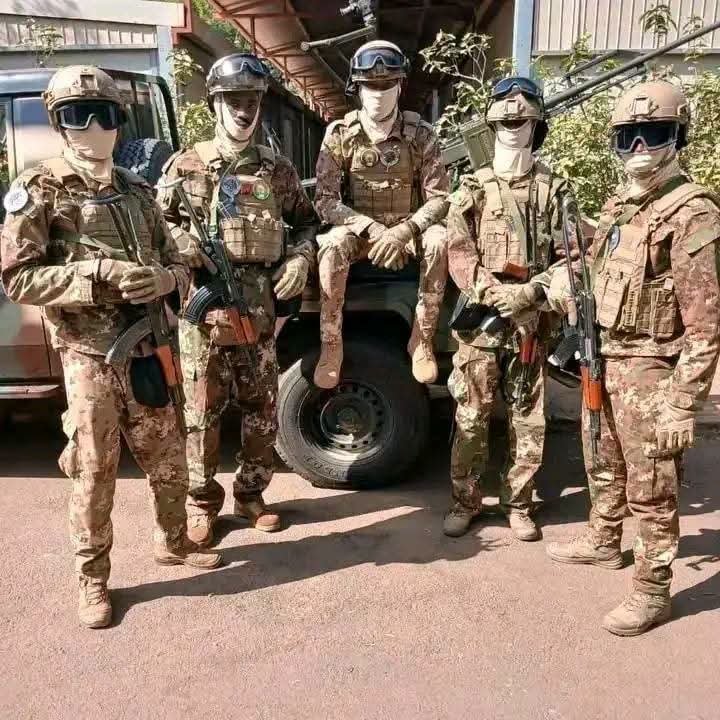 Aminata25f's tweet photo. 🇲🇱Opération Dougoukoloko : selon l’État-Major Général des Armées, les FAMa ont frappé plusieurs positions de groupes armés à l’est de Kidal et au nord de Dandougou. Les opérations de reconnaissance se poursuivent.
#Mali #FAMa #Sahel #Sécurité https://t.co/m4vu3sTl7E