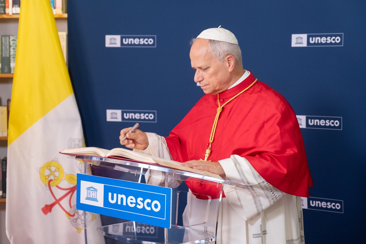 UNESCO's tweet photo. A historic day at UNESCO, in pictures. 📸

Pope Leo XIV brought a message of peace, human dignity and dialogue to the Organization.

From the future of AI to building bridges between people and cultures, discover some of the moments that marked this historic visit.

🔗 Look back at the visit and discover more: https://t.co/yDEz4y1h1F
#ForThePeople