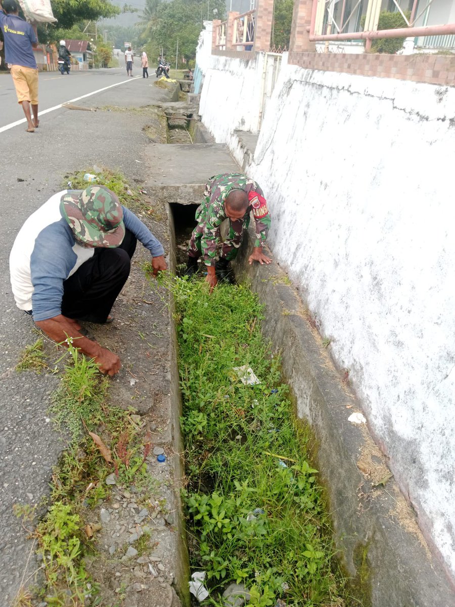 M1513sbb's tweet photo. Babinsa 1513-03/Kairatu Desa Elpaputih Bersama Warga Bersihkan Parit di Jalan Utama Desa

Baca selengkapnya👇
https://t.co/EXaVYCGtEL https://t.co/gPCxPlJeaZ