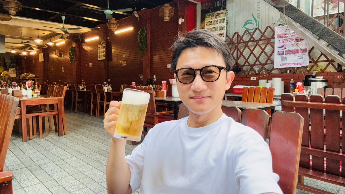 uraken_chan's tweet photo. ベトナム駐在時代には見かけなかったので調べてみたら、2020年発売の比較的新しいビール。

ハイネケン・ベトナム製で、かなりライトな飲み口。

暑い中で飲む一杯はやっぱりうまい。
ただ、氷を入れて飲むなら、個人的にはHanoi Beerみたいな少しビターなタイプのほうが好みかも🍺
#ベトナム #Vietnam https://t.co/wCHwwShJo0