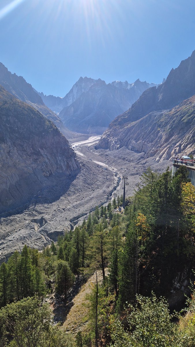 AdrienFour's tweet photo. En septembre 2026, la mer de #glace n'est qu'un tas de roche, de graviers et de sable. En lien avec le changement climatique, des bâches géotextiles blanches sont installées sur les #glaciers pour limiter leur fonte. Depuis 2021, la mer de glace a perdu plus de 50 m d'épaisseur.. https://t.co/F3QbWPT1SW