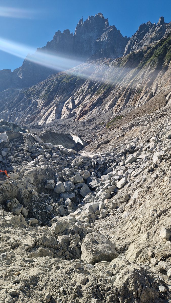 AdrienFour's tweet photo. En septembre 2026, la mer de #glace n'est qu'un tas de roche, de graviers et de sable. En lien avec le changement climatique, des bâches géotextiles blanches sont installées sur les #glaciers pour limiter leur fonte. Depuis 2021, la mer de glace a perdu plus de 50 m d'épaisseur.. https://t.co/F3QbWPT1SW