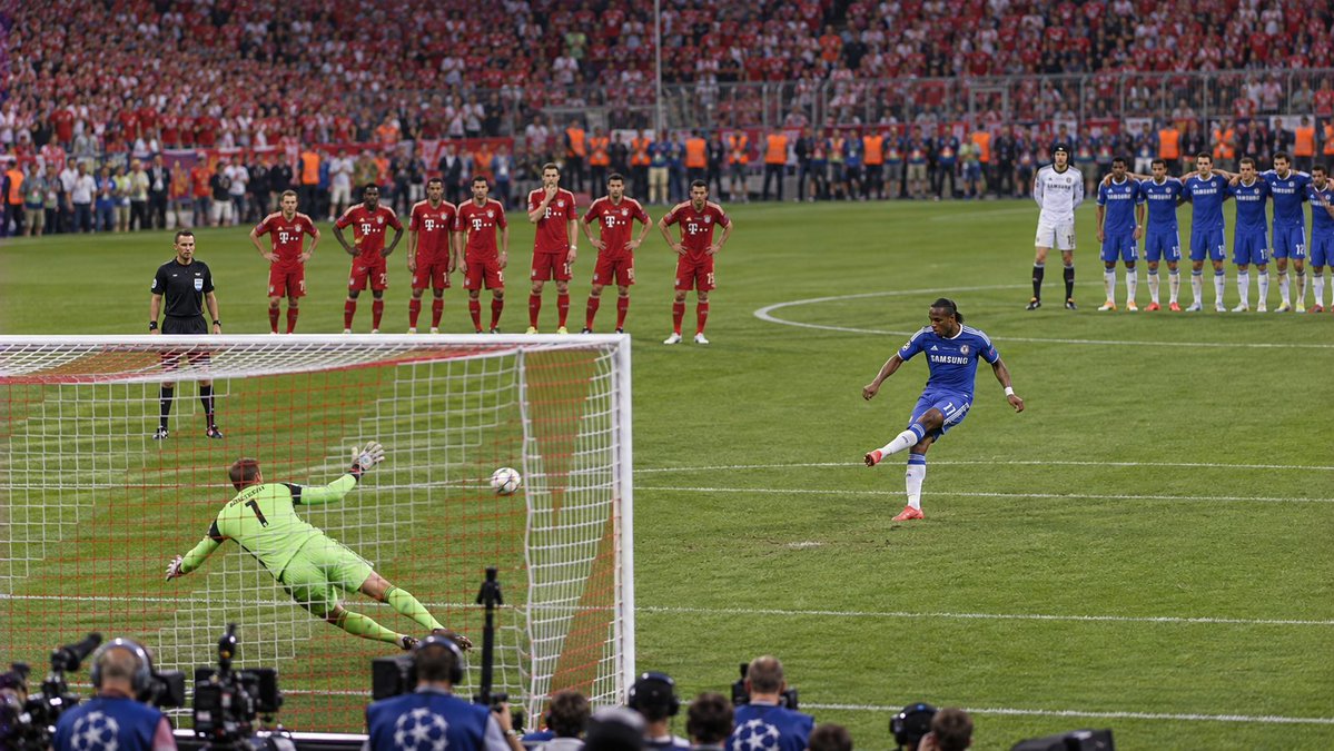 SoccerAmplified's tweet photo. DID YOU KNOW CHELSEA WON THE CHAMPIONS LEAGUE IN BAYERN MUNICH’S HOME STADIUM AFTER PETR ČECH SAVED ARJEN ROBBEN’S EXTRA-TIME PENALTY?

Chelsea faced Bayern Munich in the 2012 UEFA Champions League final at the Fußball Arena München.

Thomas Müller headed Bayern ahead in the 83rd minute.

Didier Drogba equalised in the 88th minute.

In extra time Drogba fouled Franck Ribéry and Bayern were awarded a penalty.

Čech saved Robben’s kick.

The match finished 1–1.

Manuel Neuer saved Juan Mata’s opening penalty for Chelsea.

Čech saved Ivica Olić’s attempt.

Bastian Schweinsteiger struck the post.

Drogba scored Chelsea’s fifth kick.

Chelsea won the shootout 4–3 and lifted the Champions League for the first time.

Bayern had reached a final staged in their own stadium and did not win it.

#ChampionsLeague #Chelsea #BayernMunich #DidierDrogba #PetrCech #UEFA #FootballHistory #DidYouKnow
