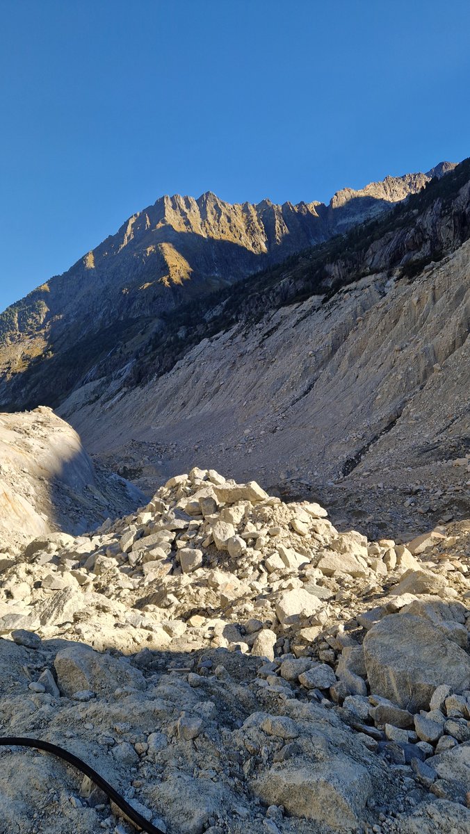 AdrienFour's tweet photo. En septembre 2026, la mer de #glace n'est qu'un tas de roche, de graviers et de sable. En lien avec le changement climatique, des bâches géotextiles blanches sont installées sur les #glaciers pour limiter leur fonte. Depuis 2021, la mer de glace a perdu plus de 50 m d'épaisseur.. https://t.co/F3QbWPT1SW
