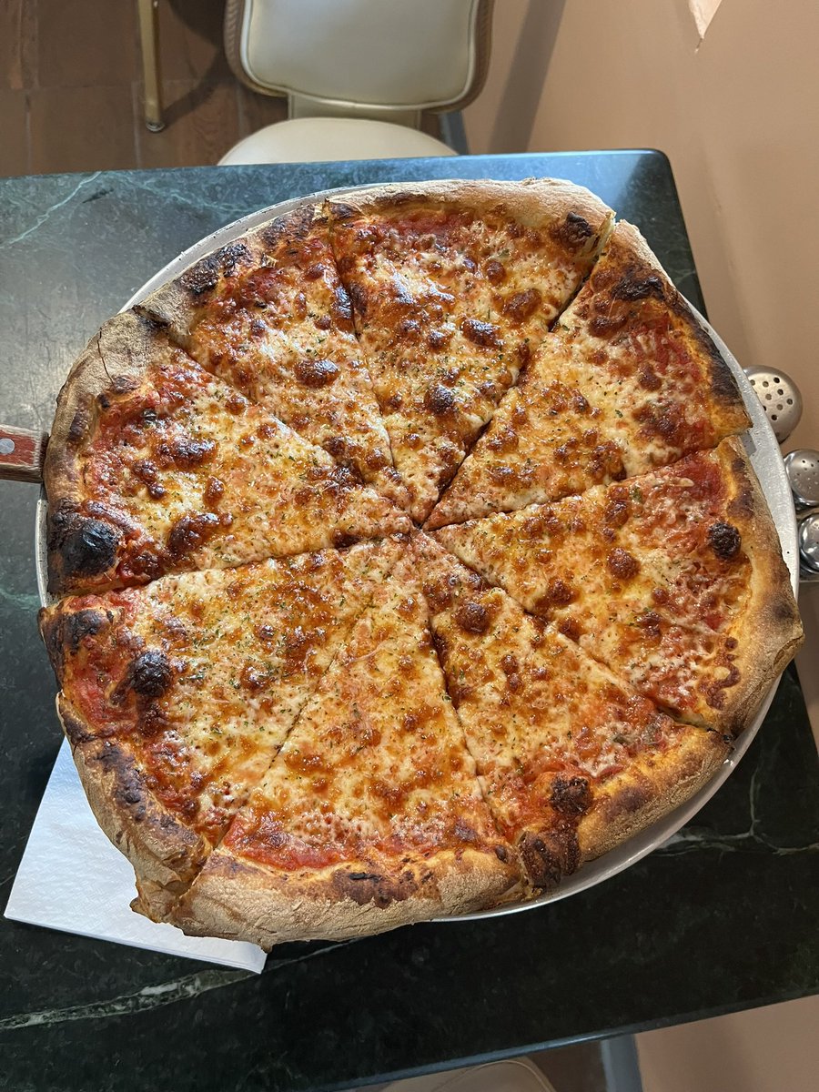 Chris_Grosse's tweet photo. Apizza Heaven - Middletown, CT 

A place that lives up to its name. https://t.co/9WyVD9EujY