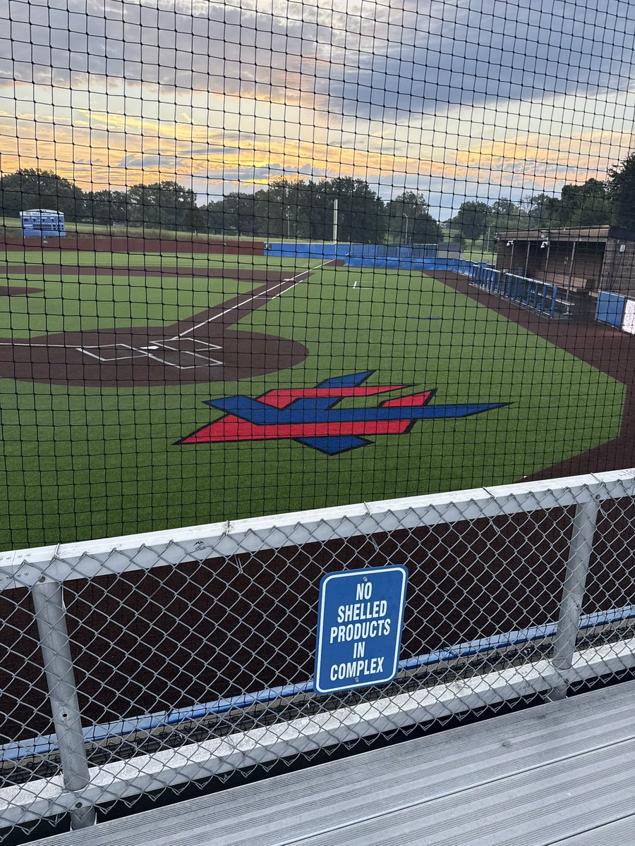 RilandB23's tweet photo. At KCKCC today! Another nice day for baseball! @KCKbaseball https://t.co/vI43eRUGSJ
