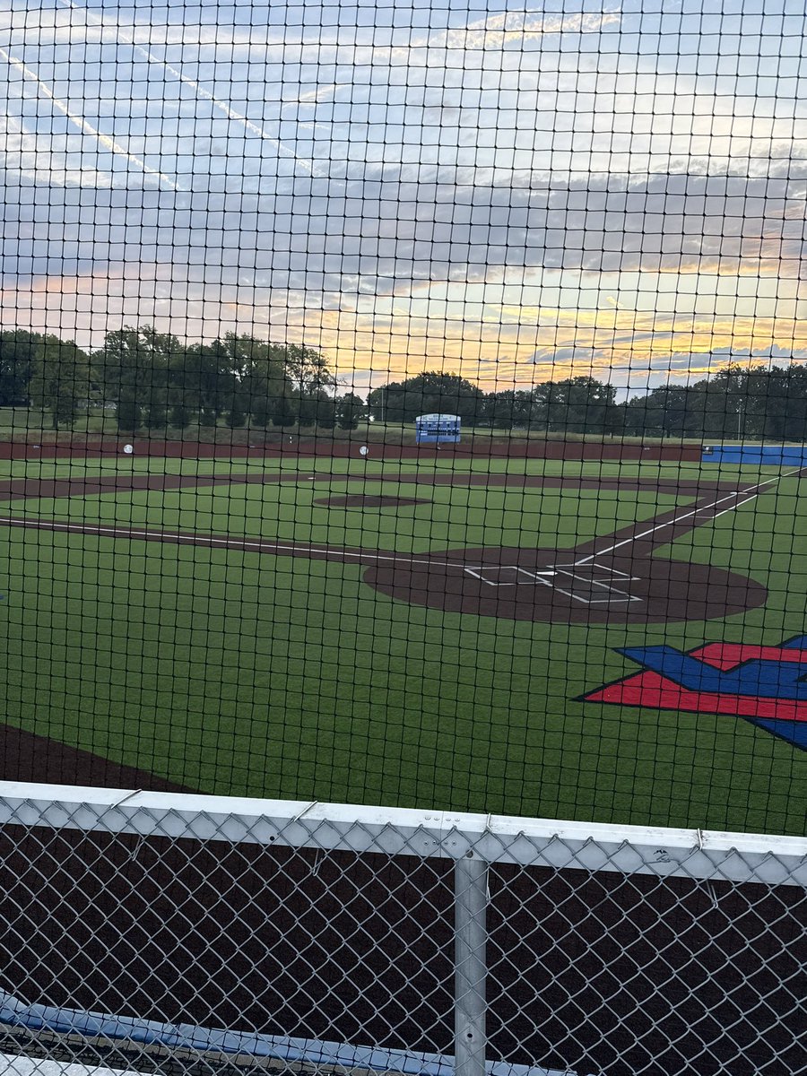 RilandB23's tweet photo. At KCKCC today! Another nice day for baseball! @KCKbaseball https://t.co/vI43eRUGSJ