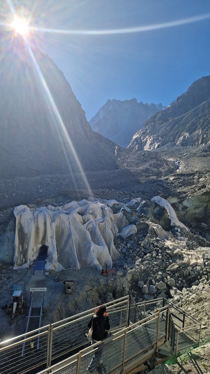 AdrienFour's tweet photo. En septembre 2026, la mer de #glace n'est qu'un tas de roche, de graviers et de sable. En lien avec le changement climatique, des bâches géotextiles blanches sont installées sur les #glaciers pour limiter leur fonte. Depuis 2021, la mer de glace a perdu plus de 50 m d'épaisseur.. https://t.co/F3QbWPT1SW