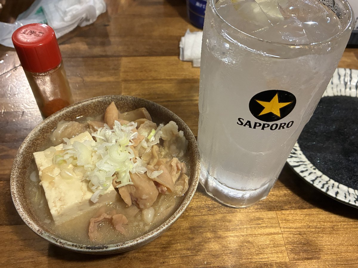 hiroaki16f's tweet photo. 本日の晩御飯
吉祥寺
大衆酒場 もつ焼 総裁 吉祥寺
入店したのが遅かったのでもつ焼きの半分くらいが既に売り切れになっていて、店員さんのおすすめをいただきました！
その中でもチレアミが美味しかった！
今度は早めに行って、売り切れてたもつ焼きを食べに行くぞ！
#吉祥寺
#もつ焼き https://t.co/66GnxmKR9I