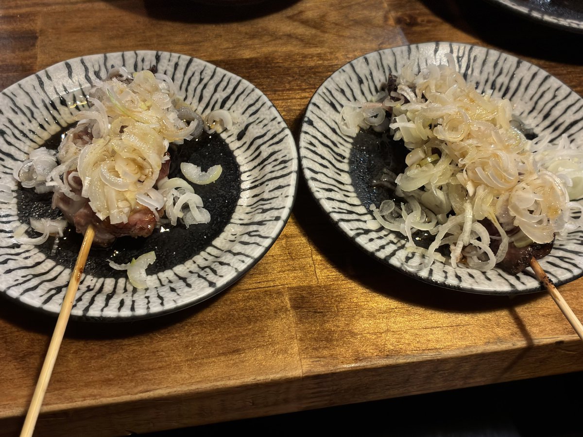 hiroaki16f's tweet photo. 本日の晩御飯
吉祥寺
大衆酒場 もつ焼 総裁 吉祥寺
入店したのが遅かったのでもつ焼きの半分くらいが既に売り切れになっていて、店員さんのおすすめをいただきました！
その中でもチレアミが美味しかった！
今度は早めに行って、売り切れてたもつ焼きを食べに行くぞ！
#吉祥寺
#もつ焼き https://t.co/66GnxmKR9I