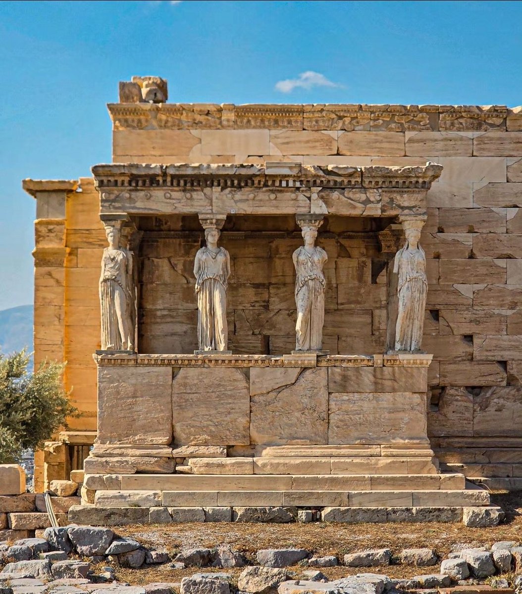 SamDalrymple123's tweet photo. Yet this extraordinary temple was actually built on the ashes of an older temple, burnt in 480 BC by an army that included men from Punjab, Sindh and the Khyber. https://t.co/VhVMbqU6EI