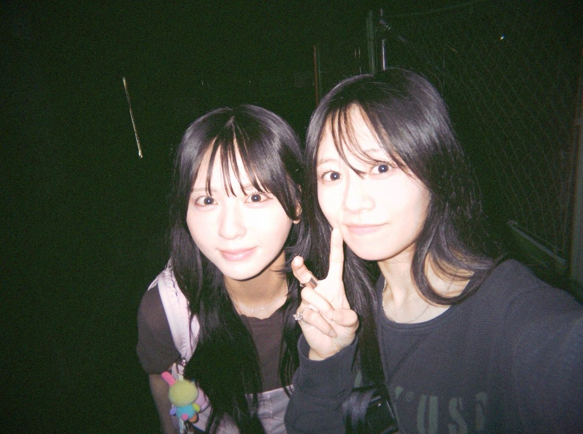 mahirodayo_'s tweet photo. この写真なんか似てる？💛❤️ https://t.co/m3dTFkZ6e5