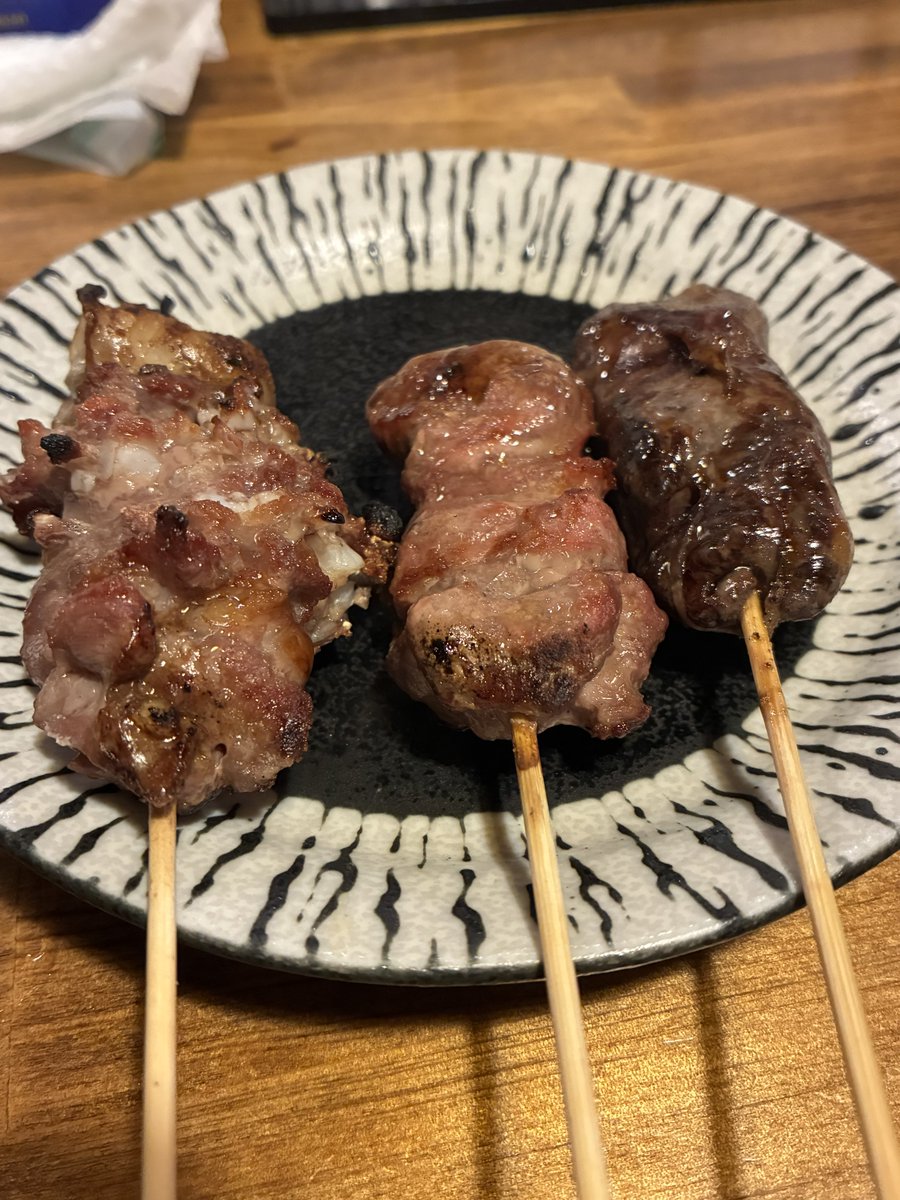 hiroaki16f's tweet photo. 本日の晩御飯
吉祥寺
大衆酒場 もつ焼 総裁 吉祥寺
入店したのが遅かったのでもつ焼きの半分くらいが既に売り切れになっていて、店員さんのおすすめをいただきました！
その中でもチレアミが美味しかった！
今度は早めに行って、売り切れてたもつ焼きを食べに行くぞ！
#吉祥寺
#もつ焼き https://t.co/66GnxmKR9I