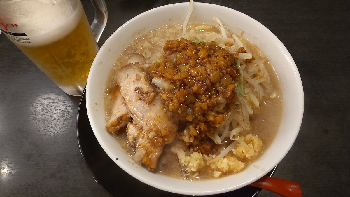 ogisatu's tweet photo. 燕三条中華そば 鬼にぼ
鬼じろう 全部普通
豚骨醤油スープはマイルドな旨さ！
喉越しの良いもっちり太麺も美味い！
がっしりしたチャーシュー、味付け背脂がのったモヤシタワー、ニンニク効いて美味しい！
今回は生ビール奮発🍺二郎系に合う！ https://t.co/xwCjv2Mjp9