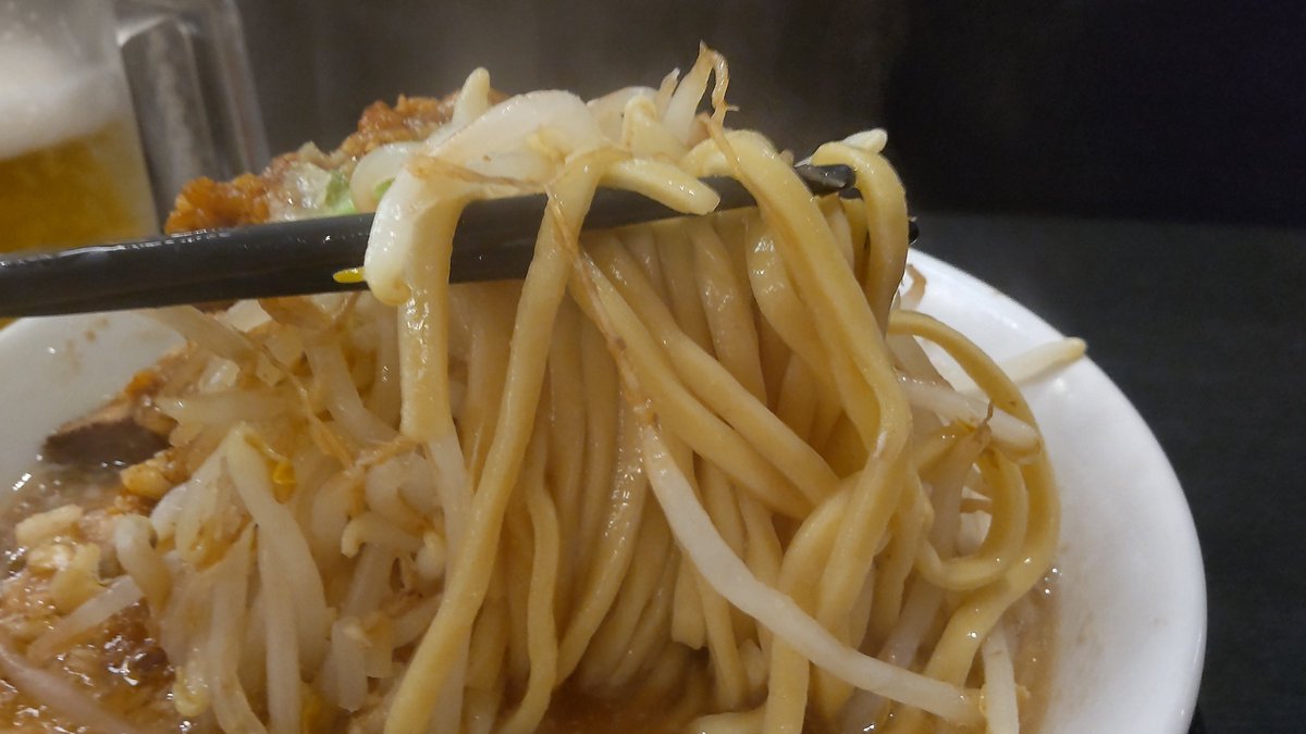 ogisatu's tweet photo. 燕三条中華そば 鬼にぼ
鬼じろう 全部普通
豚骨醤油スープはマイルドな旨さ！
喉越しの良いもっちり太麺も美味い！
がっしりしたチャーシュー、味付け背脂がのったモヤシタワー、ニンニク効いて美味しい！
今回は生ビール奮発🍺二郎系に合う！ https://t.co/xwCjv2Mjp9