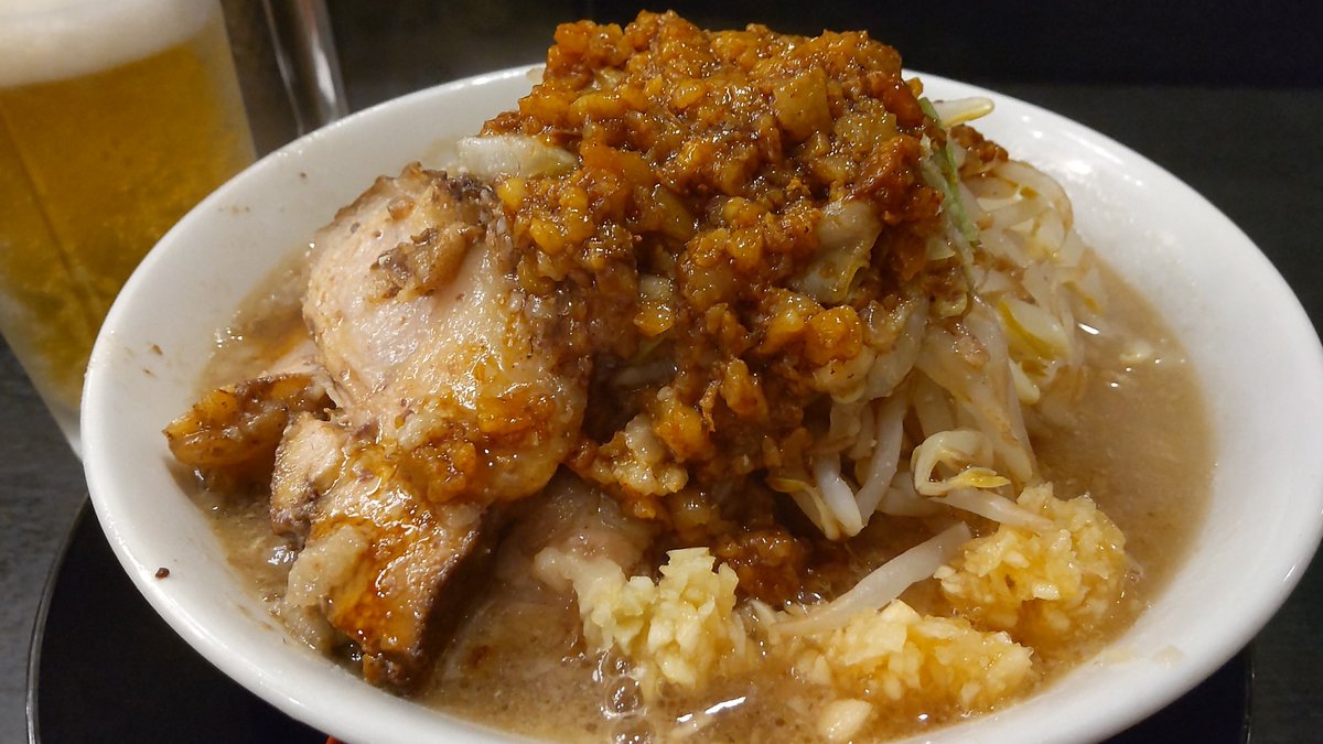 ogisatu's tweet photo. 燕三条中華そば 鬼にぼ
鬼じろう 全部普通
豚骨醤油スープはマイルドな旨さ！
喉越しの良いもっちり太麺も美味い！
がっしりしたチャーシュー、味付け背脂がのったモヤシタワー、ニンニク効いて美味しい！
今回は生ビール奮発🍺二郎系に合う！ https://t.co/xwCjv2Mjp9