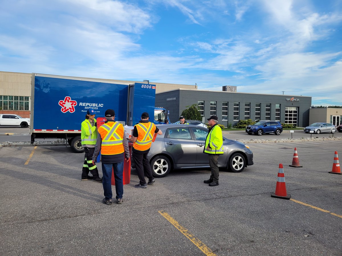 CSGWtips's tweet photo. Starting early with an amazing response to the #Guelph #ShreddingEvent! @SkyjackInc until noon OR until the truck is full. Whatever comes first! https://t.co/P7W5YONjZx