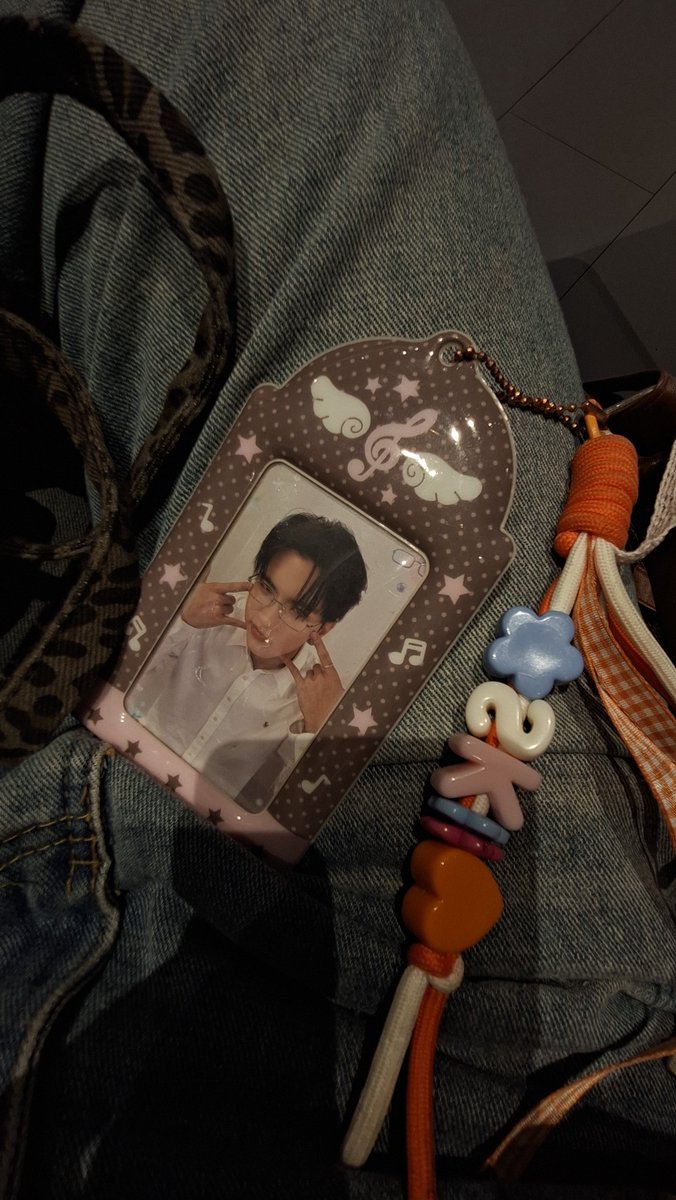 jedwonni's tweet photo. เล่าอะไรน่ารัก ๆ ให้ฟัง คือวันนี้ห้อยการ์ดนี้ไปห้าง แล้วกำลังต่อคิวซื้อโยเกิร์ต แล้วได้ยินน้องข้างหลังกระซิบกับเพื่อนว่า

 ' ใครวะ ๆ เขาห้อยการ์ดใครวะ ' 

 นี่เลยหันไปมอง น้องเลยถามว่า

 ' อันนี้ใครหรอคะ ' 

ก็เลยตอบน้องไปว่า

 ' น้องคีนค่ะ ซีคีน ' 

ที่น่ารักคือ น้องตอบกลับมาว่า

' อ๋อ เวียดโด้ใช่มั้ยคะ ชีวา ๆ หนูดู���ยู่ ชอบชีวามาก ' 

เราก็เลยขอบคุณน้องปัยย แต่คือประทับใจมาก ซีคีนแมสมากนี่ มีคนรู้จักปานชีวากับนิรันดร์เต็มเยย ซีรีส์เราแมสมากน้า เก่มมาก ๆ พุมใจสุด ๆ แทบจาร้องไห้ตรงนั้น ฮือ 😭🤲🏻