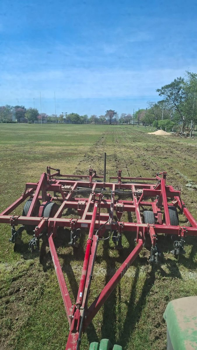 AsocItalianaCh's tweet photo. Tareas de mantenimiento de cancha de rugby en polideportivo https://t.co/lWRKZDm0OU