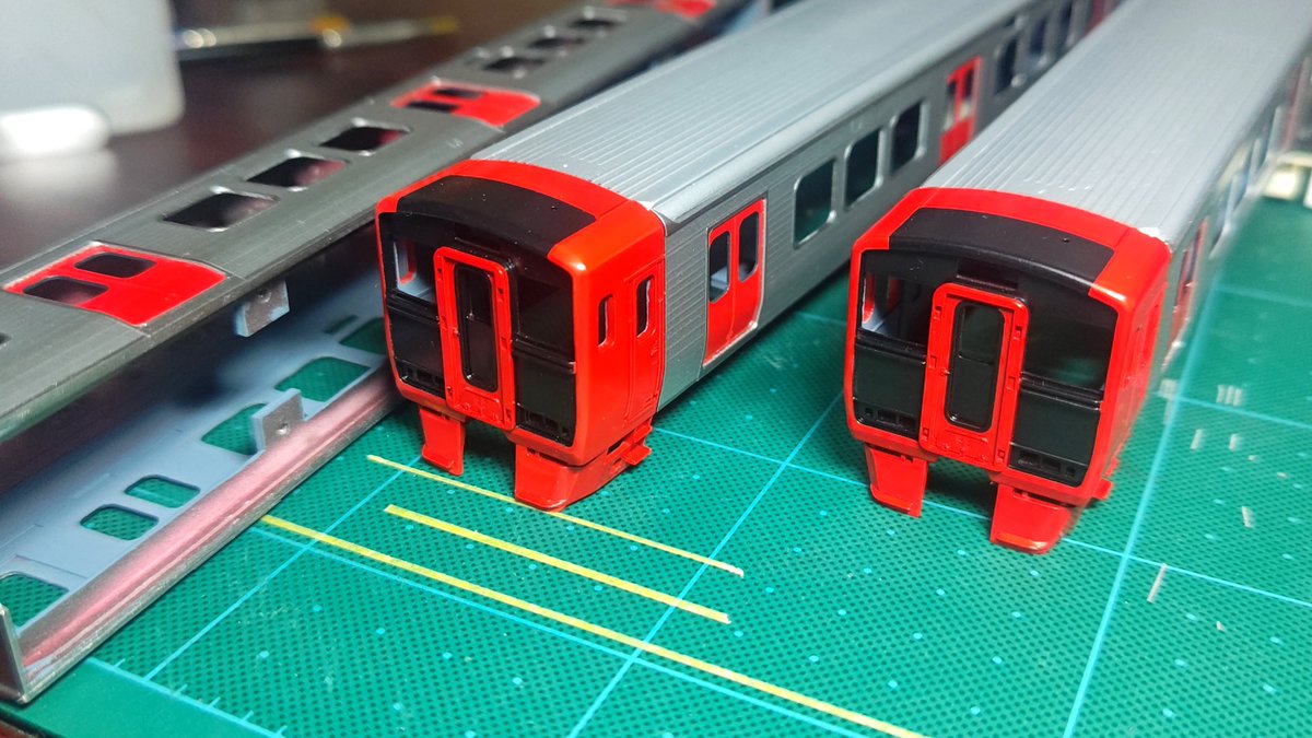souta_model's tweet photo. 九州の快速電車「赤」

貫通ドアの黒を入れました。
悩んだ挙句エナメルの刷毛塗りです。
この後デカいガラスパーツが入るので、そんなに真面目に考える部分でもなかったですね😂

内装は手持ちの色で簡単に塗りました。 https://t.co/X2m6YVpIKg