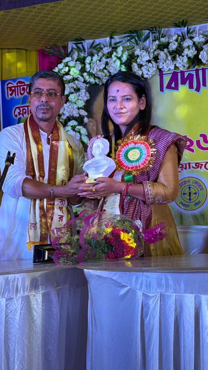 me_sumana4489's tweet photo. Ranaghat Citizen Forum has unveiled the statue of the great man Ishwar Chandra Vidyasagar on his birth anniversary.

His contribution to education, social reform and women's education is unforgettable.

May the ideals of Vidyasagar Ji guide us.

A humble tribute. 🙏

#VidyasagarJayanti #Ranaghat
